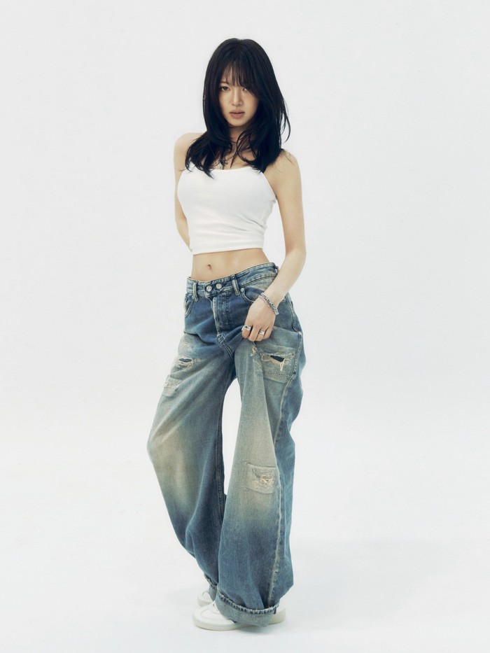 Teaser foto Hyoyeon untuk debut SNSD-HyoRiSoo.
