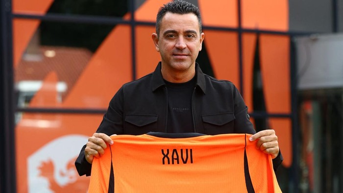 Soccer Football - Netherlands unveil Xavi Hernandez as new coach - KNVB Campus, Zeist, Netherlands - August 25, 2026 Netherlands coach Xavi Hernandez poses with the kit announcing his new contract REUTERS/Piroschka Van De Wouw