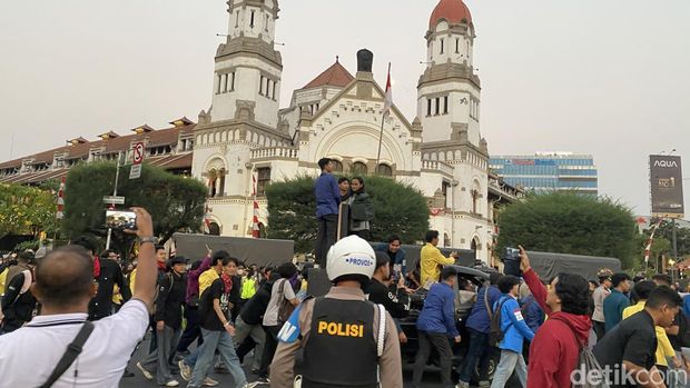 Suasana aksi demonstrasi mahasiswa BEM Semarang Raya di Tugu Muda, Kota Semarang, Rabu (26/8/2026). Suasana aksi demonstrasi mahasiswa BEM Semarang Raya di Tugu Muda, Kota Semarang, Rabu (26/8/2026).