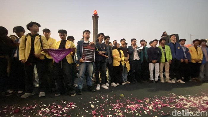Suasana aksi demonstrasi mahasiswa BEM Semarang Raya di Tugu Muda, Kota Semarang, Rabu (26/8/2026).