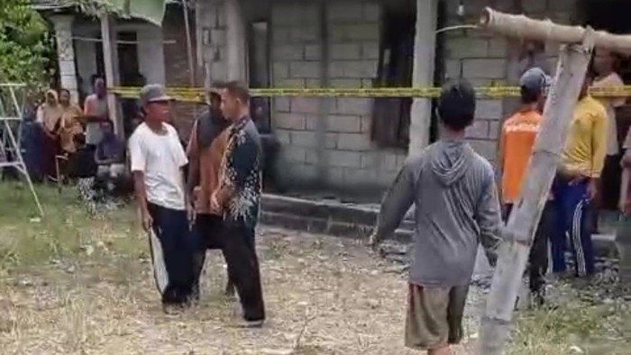 Suasana rumah duka tempat seorang ibu dibunuh anak ODGJdi Bojonegoro. Rumah itu tlah diberi garis polisi.