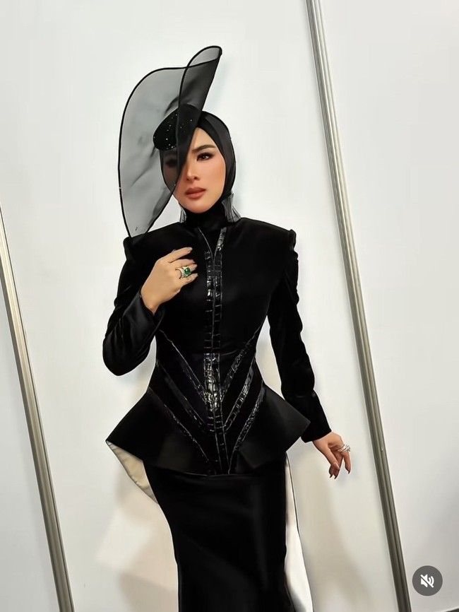 Syahrini tampil dramatis kenakan busana serba hitam saat membawakan lagu barunya. Diketahui busana tersebut merupakan rancangan desainer ternama, Ivan Gunawan. Foto: Instagram/@princessyahrini