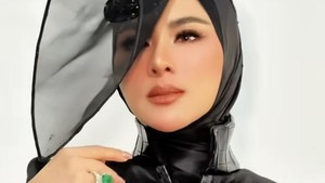 Usai tahu gift tersebut bernilai uang, Syahrini dengan gaya centil khasnya secara tegas menolak saweran dan mengancam bakal mengembalikan gift paus beserta laut-lautnya. Foto: Instagram/@princessyahrini