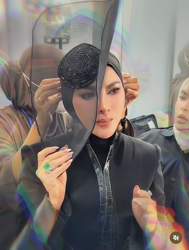 Yang tak kalah jadi sorotan ialah cincin bertahtakan berlian raksasa yang menghiasi jari-jari Syahrini. Salah satu cincin diketahui merupakan koleksi Graff. Cincin dengan batu zamrud hijau berpotongan emerald cut itu diperkirakan bernilai Rp 116,1 miliar. Foto: Instagram/@princessyahrini