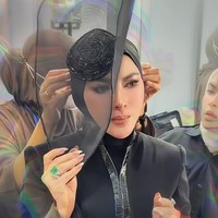 Yang tak kalah jadi sorotan ialah cincin bertahtakan berlian raksasa yang menghiasi jari-jari Syahrini. Salah satu cincin diketahui merupakan koleksi Graff. Cincin dengan batu zamrud hijau berpotongan emerald cut itu diperkirakan bernilai Rp 116,1 miliar. Foto: Instagram/@princessyahrini