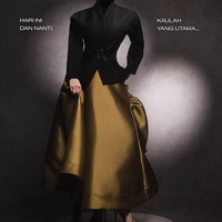 Penampilan Syahrini di video klip lagu barunya juga tak kalah mencuri atensi. Kali ini ia memadukan warna hitam dan hijau olive yang mengkilap. Foto: Instagram/@princessyahrini