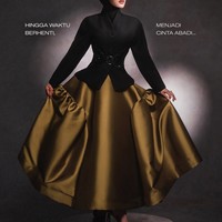 Penampilan Syahrini terlihat unik dengan rok balon yang mengembang serta headpiece menyerupai topi hitam yang melebar, menutupi kepala dan sebagian wajahnya. Foto: Instagram/@princessyahrini