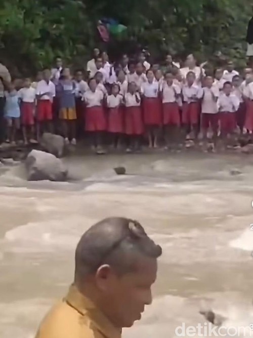 Tangkapan layar video viral anak SD menantang Kadis Pendidikan TTU, NTT, menyeberangi sungai.