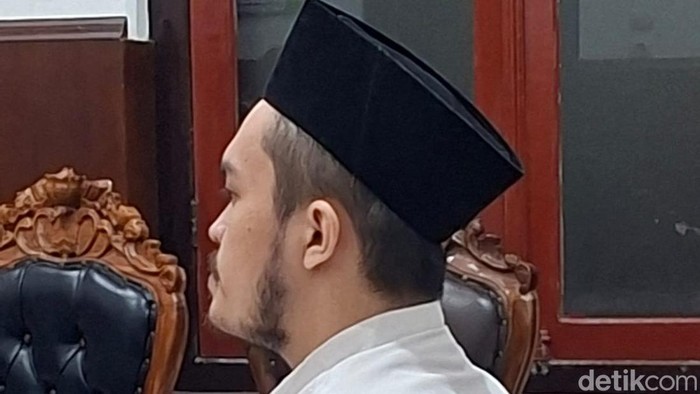 Terdakwa pencuri iPhone milik turis asal Jerman di Surabaya.