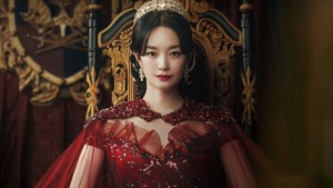 Shin Min Ah memerankan Navier. Karakter ini ditulis sebagai perempuan yang cerdas dan anggun. Tapi karena suaminya selingkuh dengan Rashta, dia berubah. Kini Navier sedang merencanakan sesuatu karena pengkhianatan suaminya itu. (Foto: dok. Disney+)