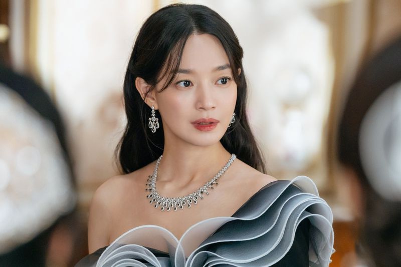 The Remarried Empress Adegan Shin Min Ah dalam drama Korea Disney+ The Remarried Empress.