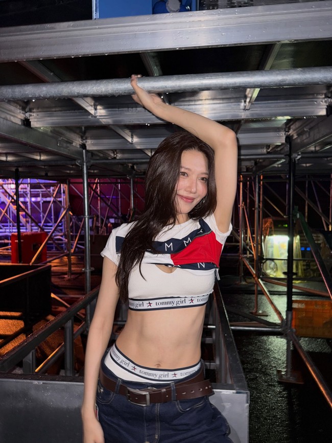 Sooyoung berbalut bralette putih dengan luaran crop top senada beremblem logo Tommy Hilfiger. Otot perutnya membuat para SONE terpana. Foto: Instagram