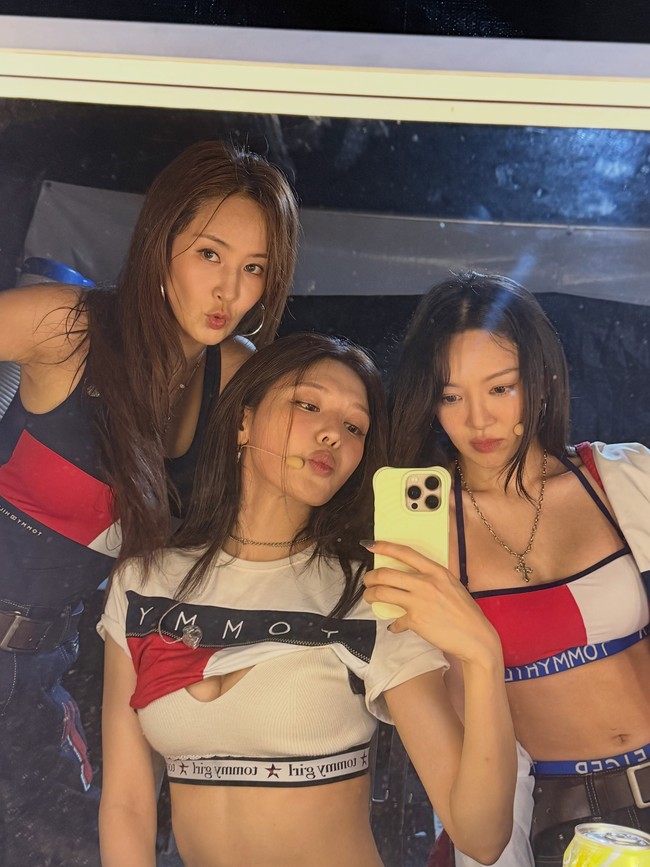 Aksi panggung HyoRiSoo sontak viral mencuri perhatian. Para personel SNSD tampil seksi dan kompak memakai kostum panggung dari Tommy Hilfiger. Foto: Instagram