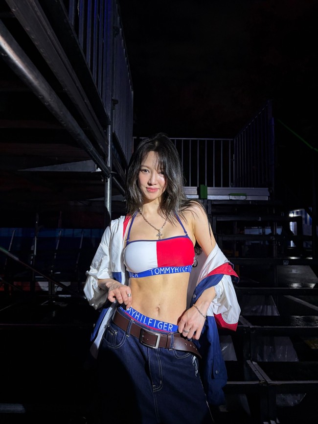 Hyoyeon mengenakan bralette Tommy Hilfiger dengan detail logo merah-putih, mengekspos otot perutnya yang kencang. Ia memadukannya dengan celana denim dan luaran jaket parasut. Foto: Instagram