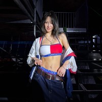Hyoyeon mengenakan bralette Tommy Hilfiger dengan detail logo merah-putih, mengekspos otot perutnya yang kencang. Ia memadukannya dengan celana denim dan luaran jaket parasut. Foto: Instagram