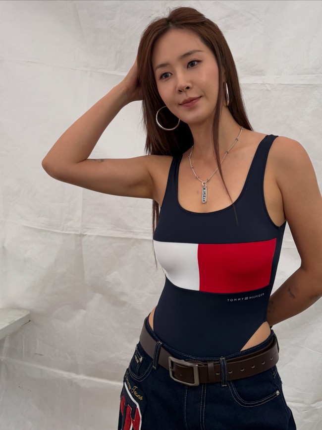 Berbeda dengan kedua personelnya, Yuri memakai tank top dengan kombinasi warna navy-putih-merah, yang sudah menjadi ciri khas dari Tommy Hilfiger. Foto: Instagram