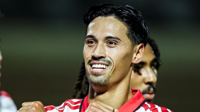 Tijjani Reijnders dibanjiri cemoohan usai kepindahannya ke klub Arab Saudi Al Qadsiah. Dia membalas olok-olok itu dengan sindiran halus.