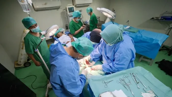 Tim RSKKA melakukan tindakan bedah di kamar operasi kapal bagi pasien terdampak gempa.