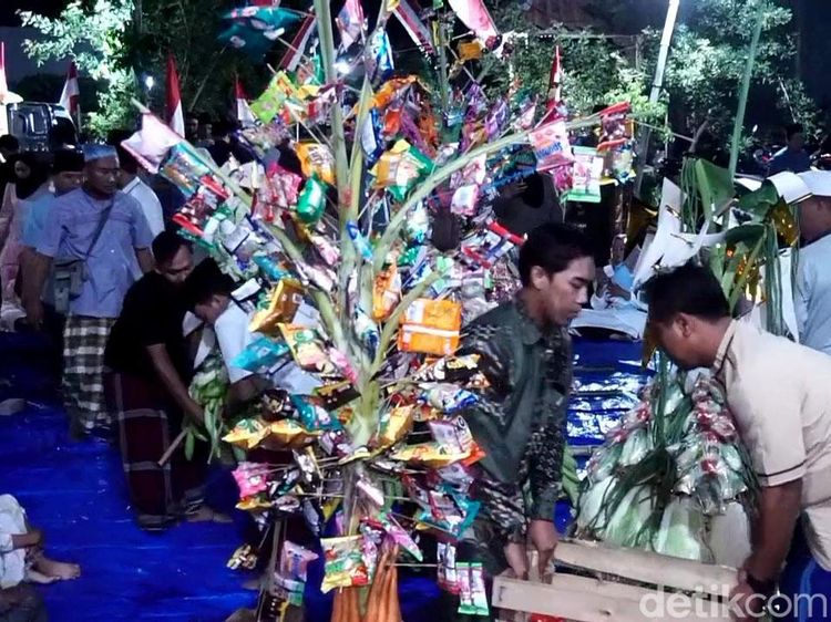 Tradisi Rebuen di Probolinggo, Warga Berebut Gunungan hingga 2 Ekor Kambing