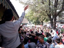 Melihat Keseruan Tradisi Tebar Koin di Ponorogo