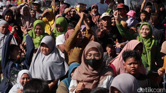 Tradisi Tebar Koin Rp25 Juta di Ponorogo