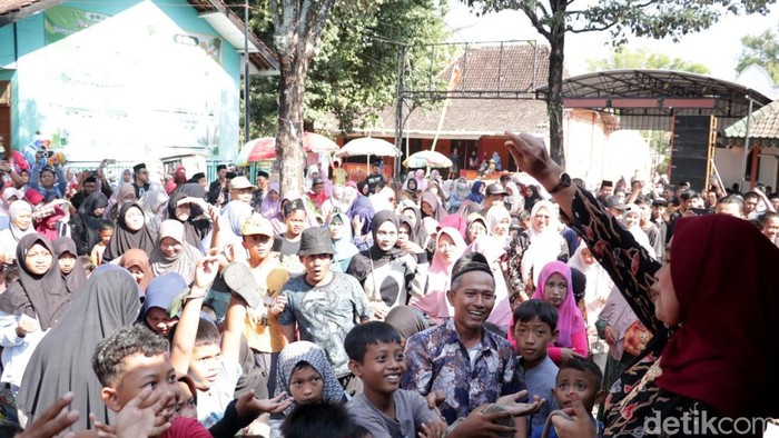 Tradisi Tebar Koin Rp25 Juta di Ponorogo