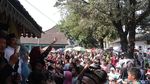 Melihat Keseruan Tradisi Tebar Koin di Ponorogo