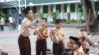 Dulu itu menjadi guru Pramuka di 2001 sampai 2010 di Makassar. Jadi kakak pembina Pramuka di salah satu sekolah di Makassar. Saya juga pernah jadi guru di sekolah tempat istrinya Wendi Cagur, Ayu, sekolah dulu pas kelas 6 itu saya mengajar Ayu, kata Ustaz Maulana.  Foto: dok Brownis Trans TV