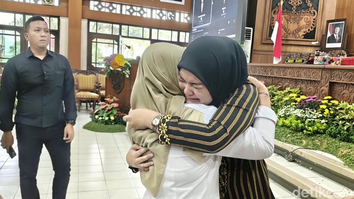 Wabup Klaten terpilih, Mahanni Yulindha Pratiwi menangis di DPRD Klaten.