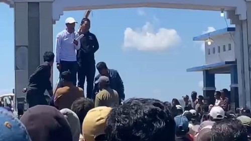 Warga berdemonstrasi dan menyegel Kantor UPP Kelas III Sape, Kabupaten Bima, NTB lantaran PHK sepihak seorang PPPK PW, Rabu (26/8/2026). (Istimewa)