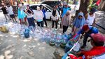 Warga Depok Antre Air Bersih di Tengah Kemarau Panjang