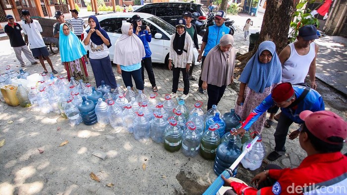 Sejumlah warga mengantre saat penyaluran air bersih di wilayah Curug, Bojongsari, Depok, Jawa Barat, Rabu (26/8/2026). Warga membawa galon dan berbagai wadah untuk menampung air yang disalurkan sebagai bantuan di tengah kekeringan akibat kemarau panjang.