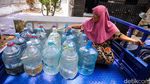 Warga Depok Antre Air Bersih di Tengah Kemarau Panjang