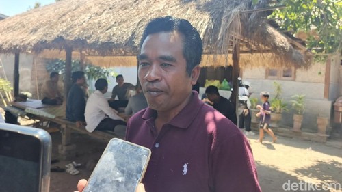 Talim atau Amaq Eva (37), salah satu warga Kampung Adat Desa Sade, diwawancarai, Rabu (26/8/2026). (Edi Suryansyah/detikBali)