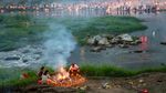 Warga Kaili Bakar Persembahan Kertas Jelang Festival Zhongyuan