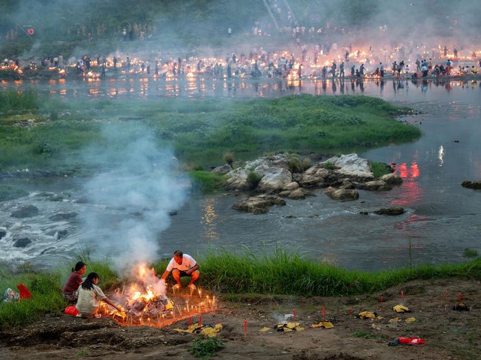 Warga Kaili Bakar Persembahan Kertas Jelang Festival Zhongyuan