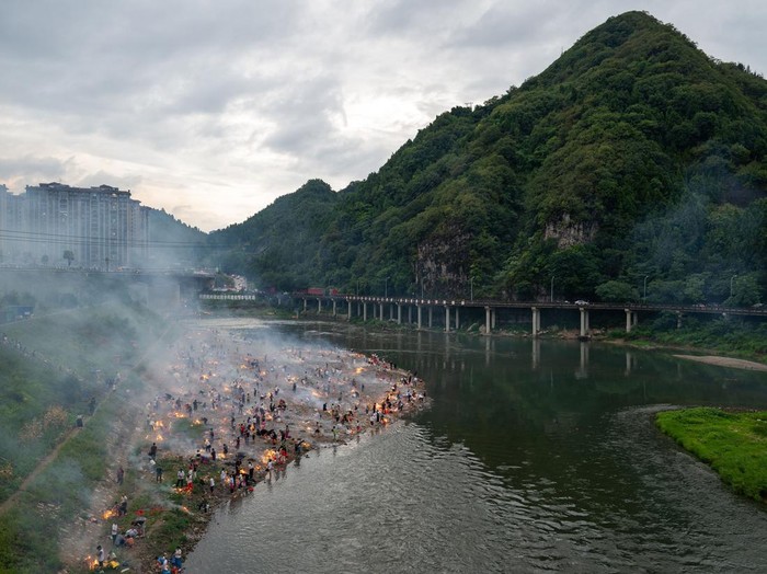 Warga Kaili Bakar Persembahan Kertas Jelang Festival Zhongyuan