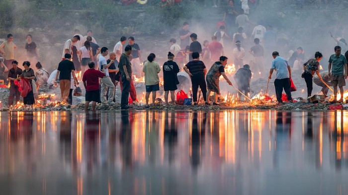 Warga Kaili Bakar Persembahan Kertas Jelang Festival Zhongyuan