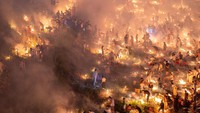 Warga Kaili Bakar Persembahan Kertas Jelang Festival Zhongyuan