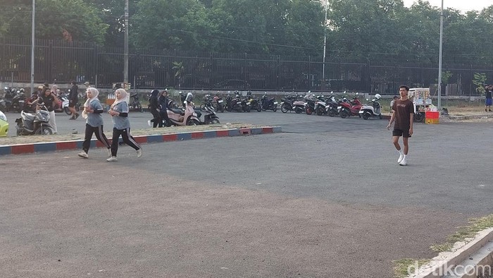 Warga saat beraktivitas di Stadion Watubelah, Cirebon
