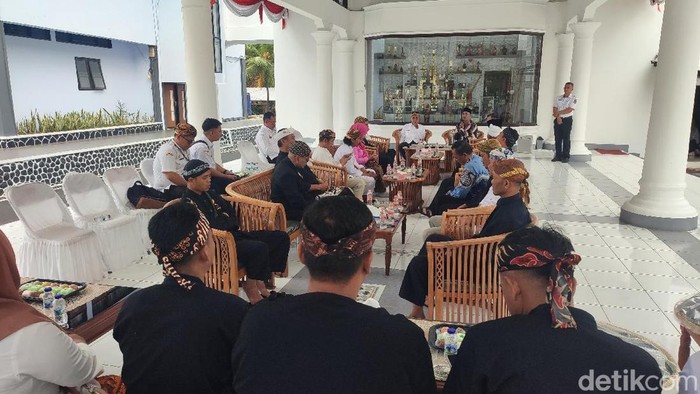 Warga Wanasigra menyerahkan hasil bumi kepada Bupati Ciamis dalam Tradisi Nyembah