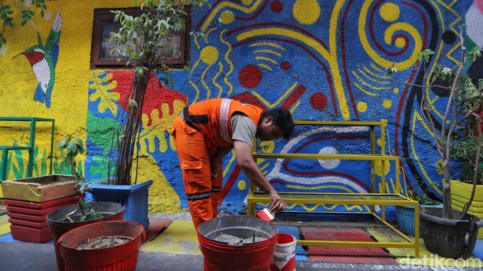 Petugas Penanganan Prasarana dan Sarana Umum (PPSU) menyelesaikan pembuatan mural di Gang Guru Demar, Cikini, Jakarta, Rabu (26/8/2026). Penataan area sepanjang sekitar 150 meter dengan menjadikan mural sebagai elemen utama serta penambahan tanaman tersebut bertujuan untuk menciptakan lingkungan yang bersih, rapi, dan nyaman bagi warga.