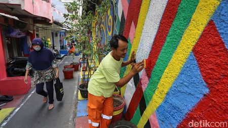 Warna-warni Mural Semarakkan Gang Guru Demar Cikini