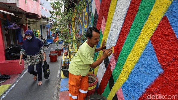 Warna-warni Mural Semarakkan Gang Guru Demar Cikini