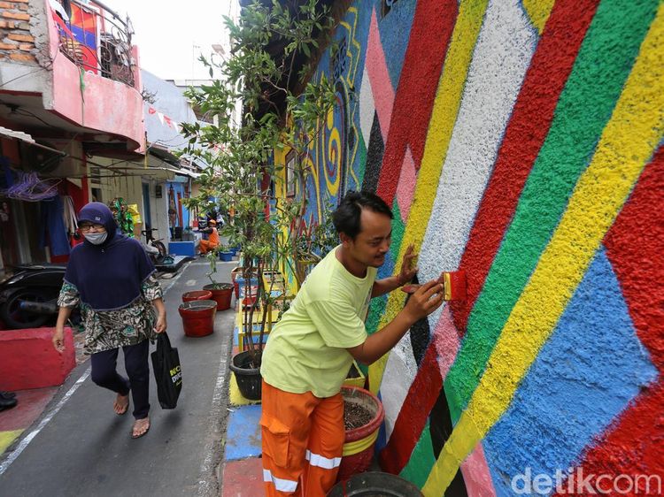 Warna-warni Mural Semarakkan Gang Guru Demar Cikini
