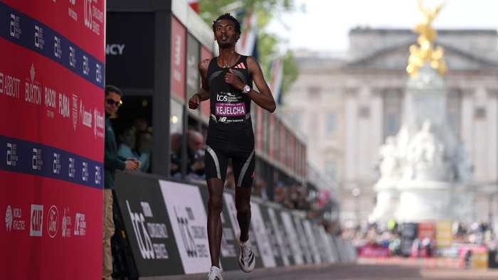 LONDON, ENGLAND - APRIL 26: Yomif Kejelcha of Team Ethiopia crosses the line and finishes second during the Mens 2026 TCS London Marathon on April 26, 2026 in London, England. (Photo by Alex Davidson/Getty Images)