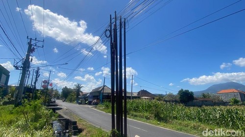 6 tiang provider terpasang di jalur Pesagi padahal PUPR hanya merekomendasikan 4 tiang dalam satu titik lokasi, Kamis (27/8/2026) (foto: I Wayan Selamat Juniasa)