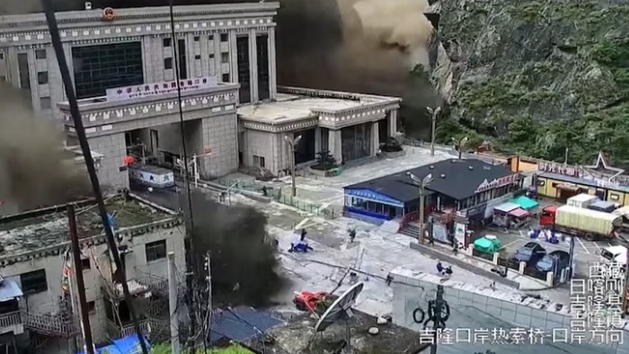 Sebuah video CCTV menunjukkan warga berlarian ketika longsor menghadang perbatasan Nepal dan China