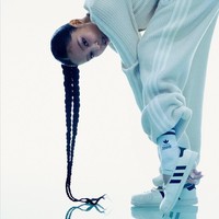 Jennie juga memasukkan aksesori seperti leg warmer rajut tinggi dan kaus kaki dengan detail cut-out. Sentuhan ini membuat keseluruhan koleksi bergaya playful, tetapi tetap elegan. Foto: Dok. adidas