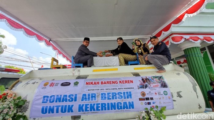 Suasana pasangan yang menggelar akad nikah di atas truk tangki air bersih di Sewon, Bantul, Kamis (27/8/2026).